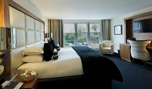hotelCclessio_Bedroom_Premium_King_510x300